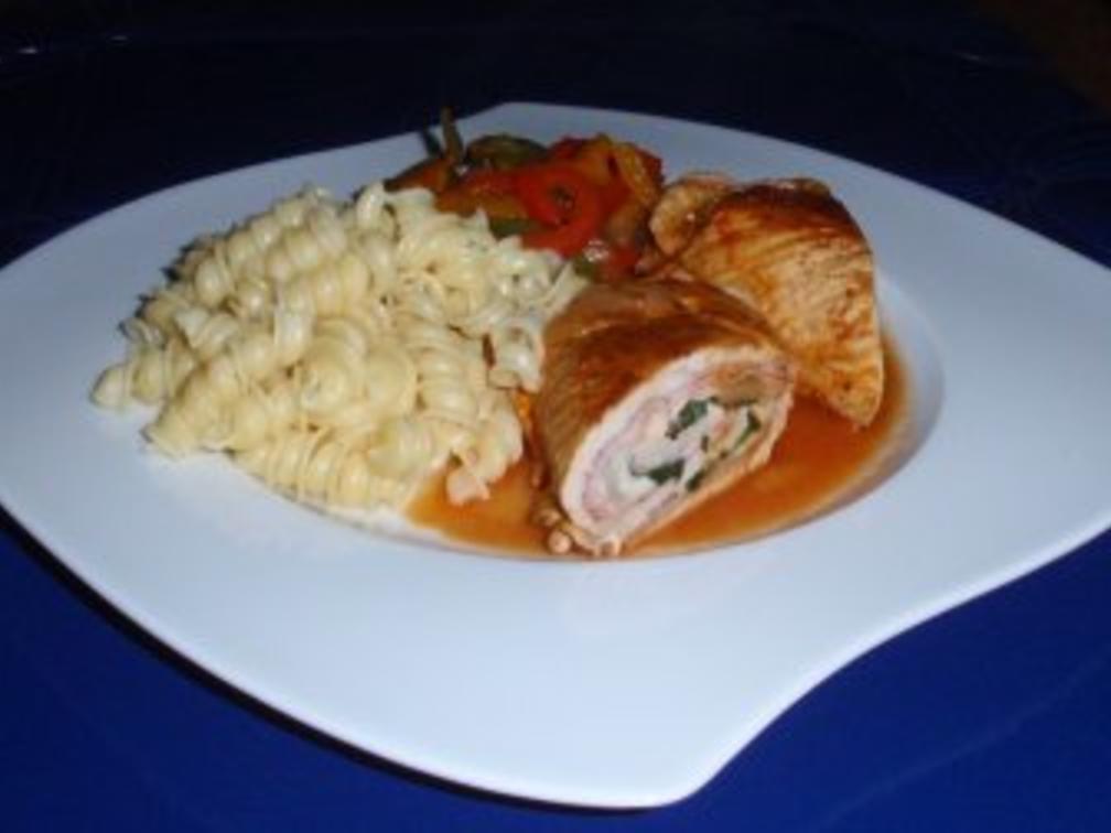 Putenroulade mit Paprikagemüse und Nudeln - Rezept - kochbar.de