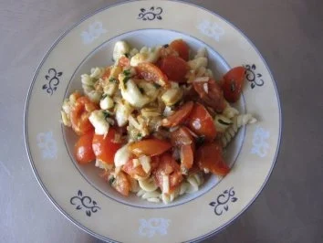 Rezept: Spirelli mit Tomate Mozzarella Spirelli mit Tomate Mozzarella - Rezept