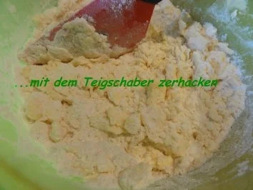 Rezept: Hefe: STREUSELTALER mit Puddingfüllung Bild Nr. 3 Hefe: STREUSELTALER mit Puddingfüllung - Rezept - Bild Nr. 3