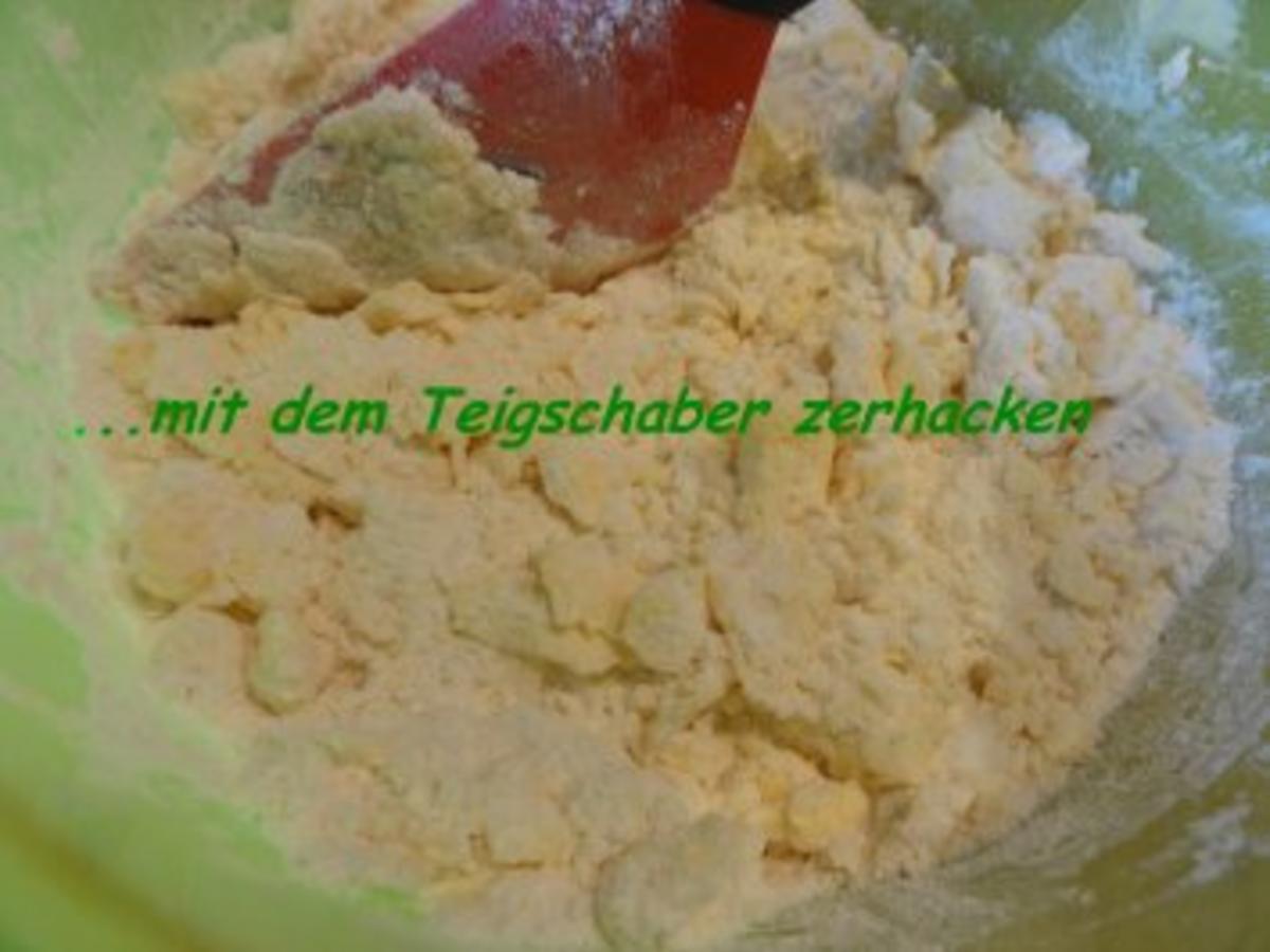 Hefe: STREUSELTALER mit Puddingfüllung - einfach - von Rezeptsammlerin