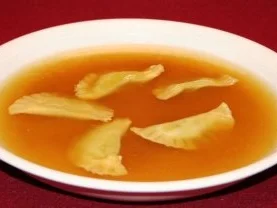 Rezept: Rinderbouillon mit handgemachten Mini-Ravioli Rinderbouillon mit handgemachten Mini-Ravioli - Rezept