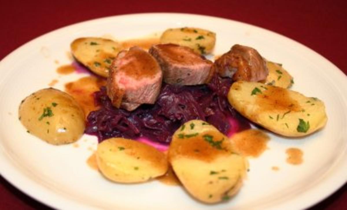 Rosa gebratene Entenbrust mit hausgemachtem Rotkohl und ...