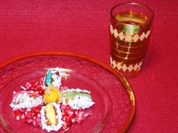 Gefüllte Datteln, dazu Tee - Rezept