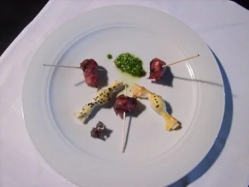 Ziegengouda im Mantel mit Rucolapesto und Olivenbonbons - Rezept