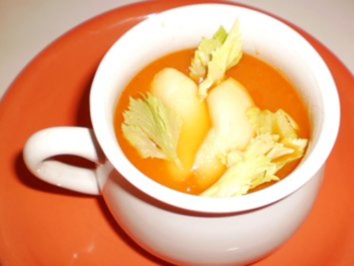 Möhrensuppe mit Apfel & Sellerie - Rezept