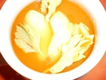 Rezept: Möhrensuppe mit Apfel & Sellerie Bild Nr. 2 Möhrensuppe mit Apfel & Sellerie - Rezept - Bild Nr. 2