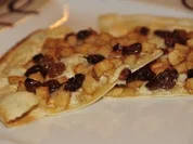 Flammkuchen mit Äpfel und Rumrosinen - Rezept