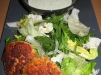 Lachsfrikadellen mit grünem Mischsalat und Selleriedipp - Rezept - Bild Nr. 3