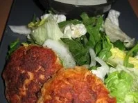 Lachsfrikadellen mit grünem Mischsalat und Selleriedipp - Rezept - Bild Nr. 2