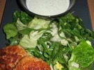 Rezept: Lachsfrikadellen mit grünem Mischsalat und Selleriedipp Lachsfrikadellen mit grünem Mischsalat und Selleriedipp - Rezept