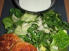 Lachsfrikadellen mit grünem Mischsalat und Selleriedipp - Rezept