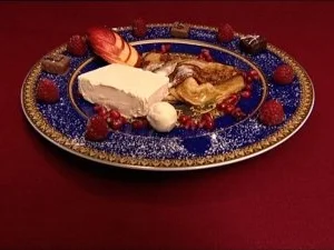 Flambierte Crêpes Suzettes mit Vanilleparfait (Prinz Marcus von Anhalt) - Rezept