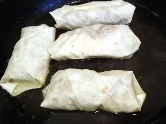 Hackfleisch-Pesto-Päckchen mit Joghurt-Minz-Sauce - Rezept - Bild Nr. 9