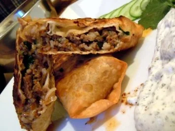 Hackfleisch-Pesto-Päckchen mit Joghurt-Minz-Sauce - Rezept