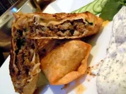 Hackfleisch-Pesto-Päckchen mit Joghurt-Minz-Sauce - Rezept