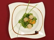 Rotes Kartoffelpüree auf Salat mit Jakobsmuscheln (Michael Meziani) - Rezept - Bild Nr. 9