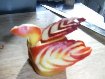 Tomate oder Apfel schnitzen zu einen Vogel - Rezept