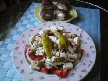 Rezept: Griechischer Bauernsalat mit Frikadellen "griechischer Art" Griechischer Bauernsalat mit Frikadellen "griechischer Art" - Rezept