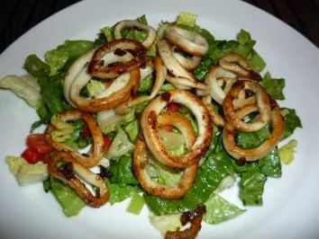 Gebratene Tintenfischringe im Salatbett - Rezept - Bild Nr. 3