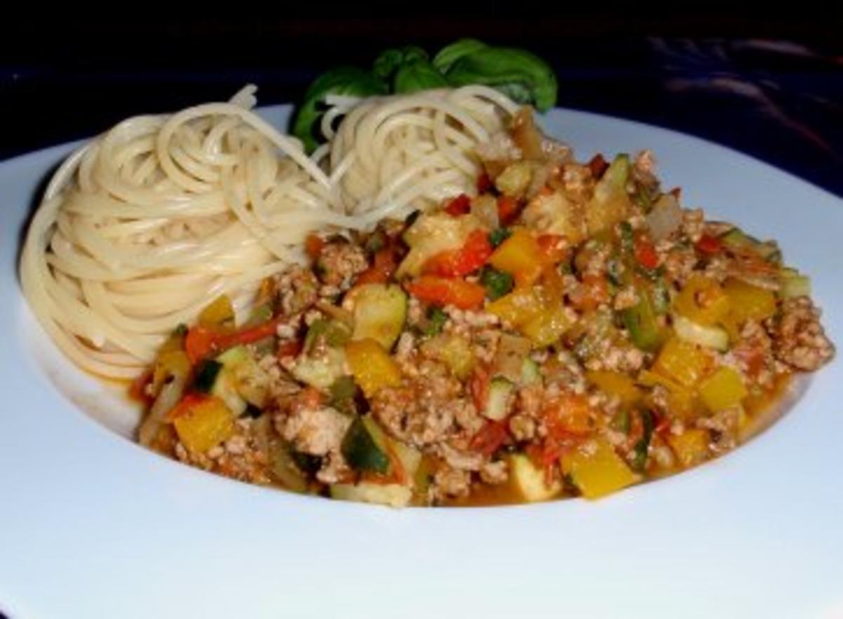 Tatar-Gemüse-Bolognese mit Spaghettitürmchen - Rezept