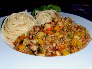 Rezept: Tatar-Gemüse-Bolognese mit Spaghettitürmchen Tatar-Gemüse-Bolognese mit Spaghettitürmchen - Rezept