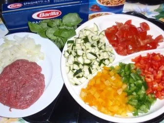 Rezept: Tatar-Gemüse-Bolognese mit Spaghettitürmchen Bild Nr. 2 Tatar-Gemüse-Bolognese mit Spaghettitürmchen - Rezept - Bild Nr. 2