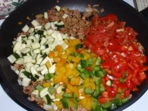 Rezept: Tatar-Gemüse-Bolognese mit Spaghettitürmchen Bild Nr. 5 Tatar-Gemüse-Bolognese mit Spaghettitürmchen - Rezept - Bild Nr. 5