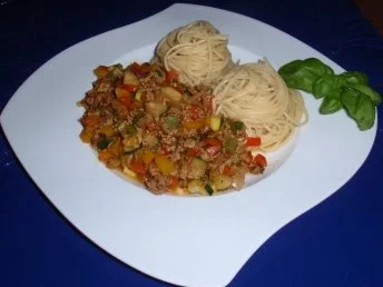 Rezept: Tatar-Gemüse-Bolognese mit Spaghettitürmchen Bild Nr. 9 Tatar-Gemüse-Bolognese mit Spaghettitürmchen - Rezept - Bild Nr. 9