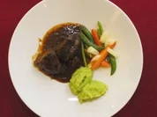 Rinderbäckchen mit Kartoffel-Lauch-Püree (Michaela May) - Rezept