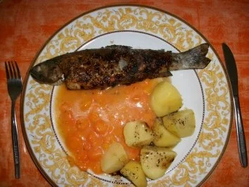 Regenbogenforelle gebraten mit Kartoffeln und Möhrengemüse - Rezept