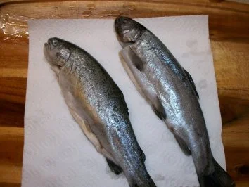 Regenbogenforelle gebraten mit Kartoffeln und Möhrengemüse - Rezept - Bild Nr. 3