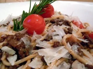 Spaghetti mit Hackfleisch-Rotwein-Sauce - Rezept