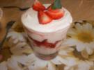 Erdbeeren mit Likör in Sahnequark-Sahnejoghurt - Rezept