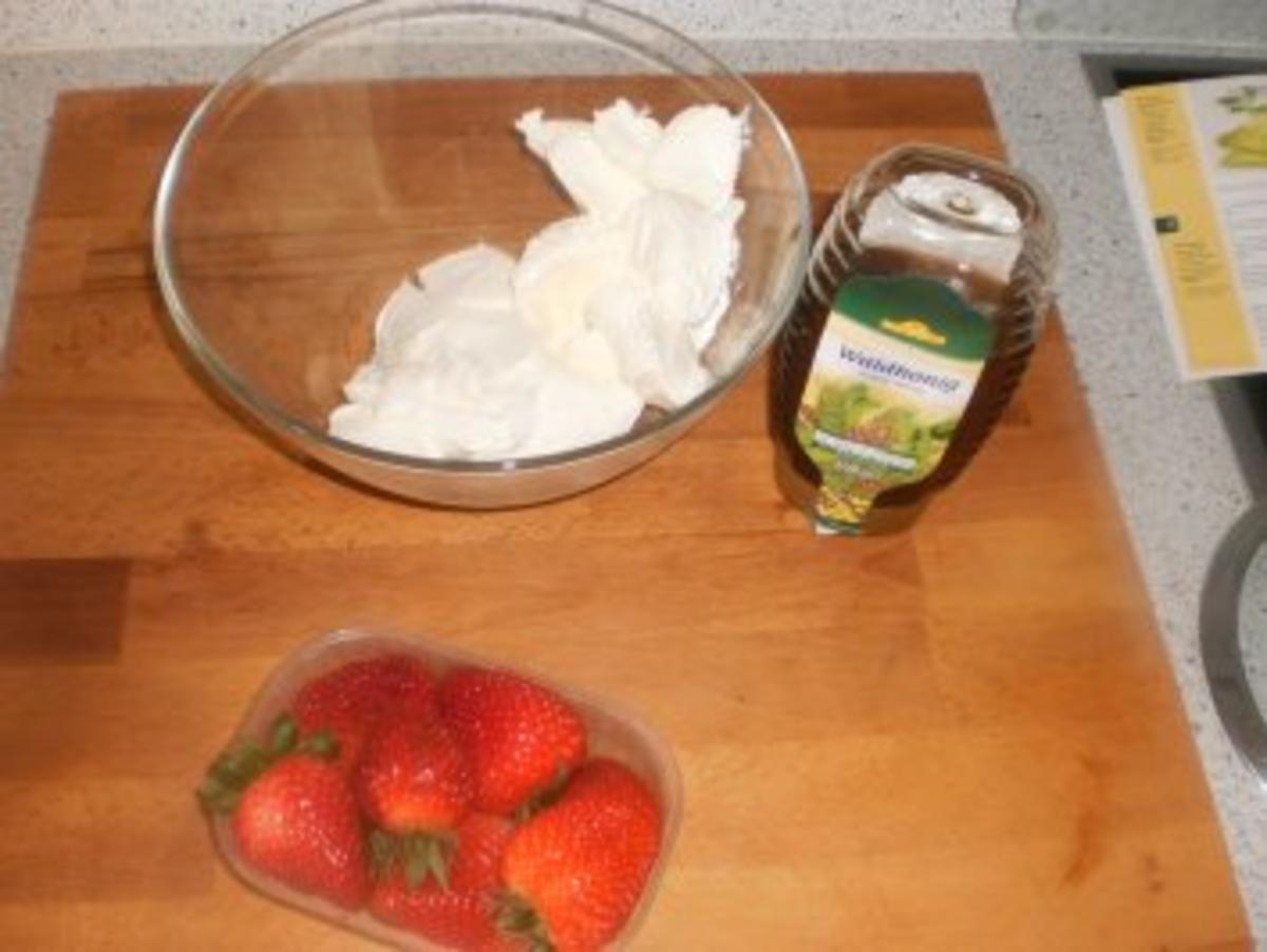 Erdbeeren mit Likör in Sahnequark-Sahnejoghurt - Rezept - Bild Nr. 2
