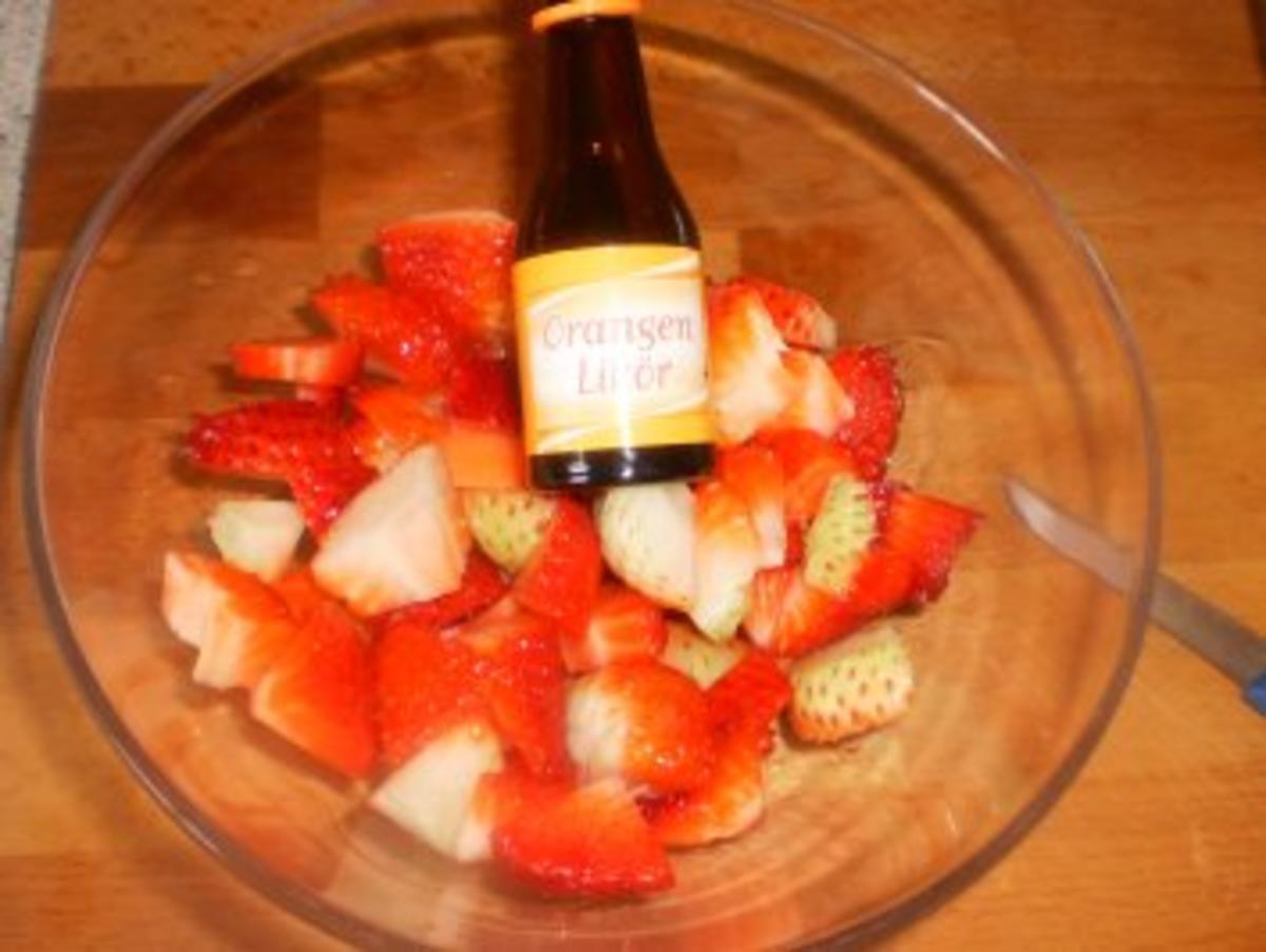 Erdbeeren mit Likör in Sahnequark-Sahnejoghurt - Rezept - Bild Nr. 4