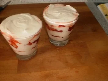 Erdbeeren mit Likör in Sahnequark-Sahnejoghurt - Rezept - Bild Nr. 5