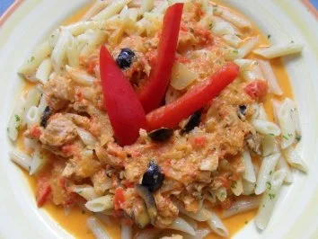 Rezept: Penne Riagte mit sahniger Paprika-Thunfisch-Sauce; hot Bild Nr. 2 Penne Riagte mit sahniger Paprika-Thunfisch-Sauce; hot - Rezept - Bild Nr. 2