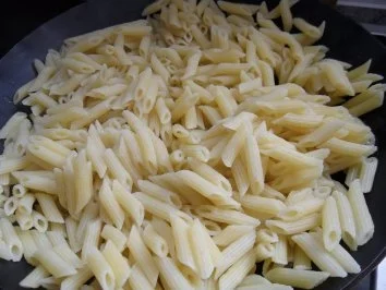 Rezept: Penne Riagte mit sahniger Paprika-Thunfisch-Sauce; hot Bild Nr. 14 Penne Riagte mit sahniger Paprika-Thunfisch-Sauce; hot - Rezept - Bild Nr. 14