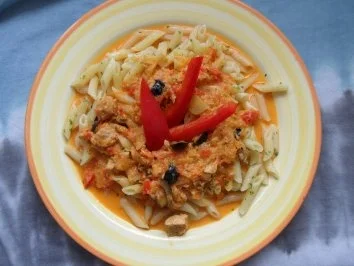 Rezept: Penne Riagte mit sahniger Paprika-Thunfisch-Sauce; hot Penne Riagte mit sahniger Paprika-Thunfisch-Sauce; hot - Rezept