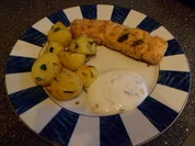 Rezept: Lachs mit Kartoffeln und Joghurtsoße Lachs mit Kartoffeln und Joghurtsoße - Rezept
