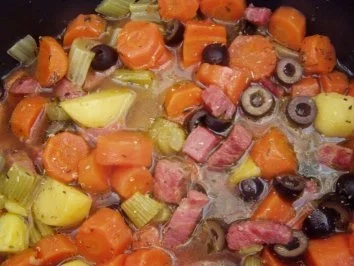-Hauptmahlzeit- Eintopf mit Möhren, Stangensellerie und Oliven - Rezept