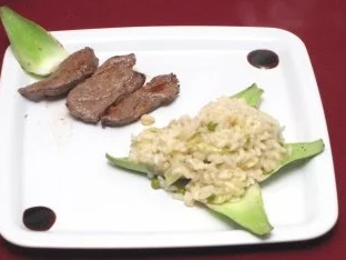 Rezept: Risotto mit Rinderfiletstreifen, dazu Erbsen und Artischocken Risotto mit Rinderfiletstreifen, dazu Erbsen und Artischocken - Rezept