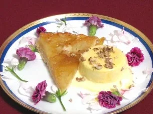 Tarte Tatin mit Vanilleparfait und gerösteten Walnuss-Splittern - Rezept