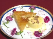 Tarte Tatin mit Vanilleparfait und gerösteten Walnuss-Splittern - Rezept