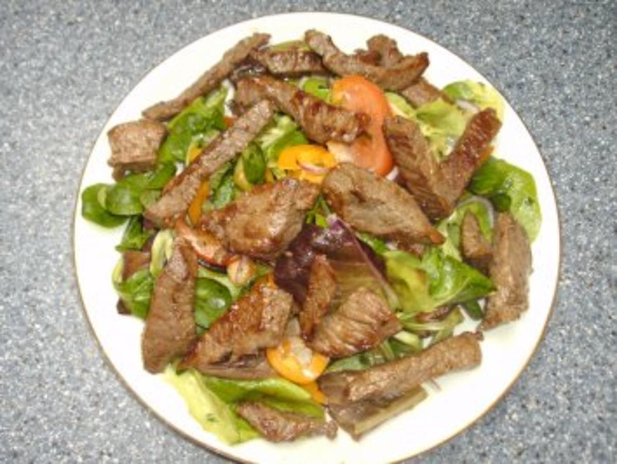 Bilder für Steak-Streifen auf Salatbett - Rezept