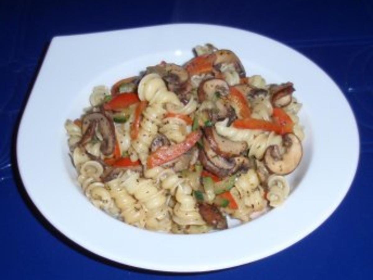 Champignon-Gemüse-Nudelpfanne - Rezept - kochbar.de