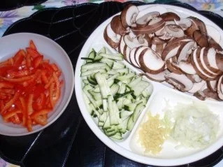 Rezept: Champignon-Gemüse-Nudelpfanne Bild Nr. 2 Champignon-Gemüse-Nudelpfanne - Rezept - Bild Nr. 2