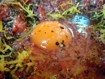 Rezept: Thymian-Zitronen-Frikadellen mit gebratenen Drillingen und karamellisierten Tomaten Bild Nr. 3 Thymian-Zitronen-Frikadellen mit gebratenen Drillingen und karamellisierten Tomaten - Rezept - Bild Nr. 3