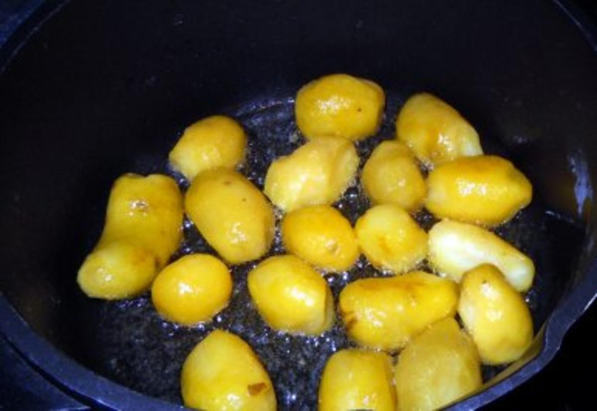 Thymian-Zitronen-Frikadellen mit gebratenen Drillingen und karamellisierten Tomaten - Rezept - Bild Nr. 8