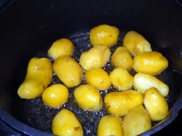 Rezept: Thymian-Zitronen-Frikadellen mit gebratenen Drillingen und karamellisierten Tomaten Bild Nr. 8 Thymian-Zitronen-Frikadellen mit gebratenen Drillingen und karamellisierten Tomaten - Rezept - Bild Nr. 8